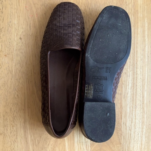 Beautiful maroon woven leather loafers. - Picture 4 of 4